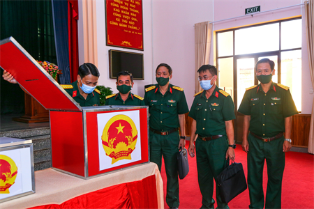 Ban Chỉ đạo bầu cử Quân khu kiểm tra công tác bầu cử tại Trường Quân sự Quân khu và Lữ đoàn 77