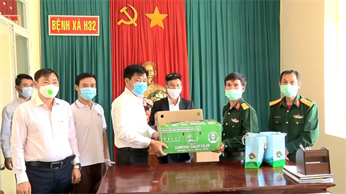 Lãnh đạo Thành phố Đà Lạt, tỉnh Lâm Đồng thăm, tặng quà tại các khu cách ly