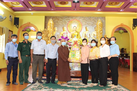 Ban CHQS huyện Bình Chánh phối hợp chúc mừng Đại lễ Phật đản năm 2021