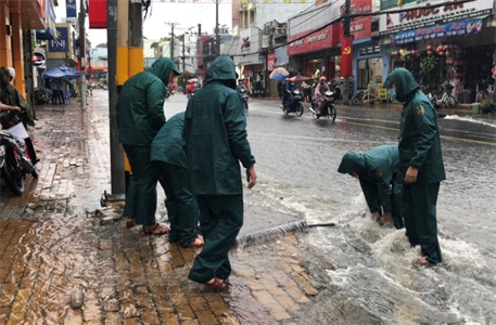 Lực lượng dân quân giúp dân trong mùa mưa lớn