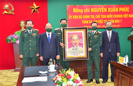 Chủ tịch nước kiểm tra công tác sẵn sàng chiến đấu và chuẩn bị bầu cử của LLVT Quân khu 7