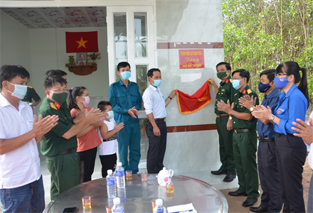 Thanh niên LLVT Quân khu 7 bàn giao "Ngôi nhà 100 đồng" tặng dân quân tỉnh Đồng Nai