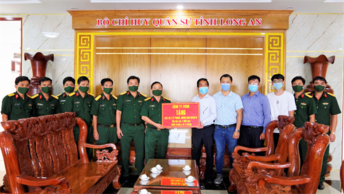 Bộ CHQS tỉnh Long An tiếp nhận vật tư y tế phục vụ phòng, chống dịch Covid-19