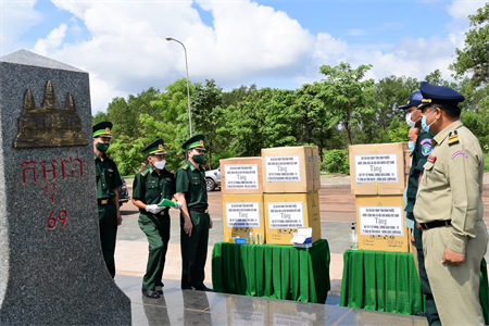 Hỗ trợ vật tư phòng dịch cho lực lượng công an Campuchia