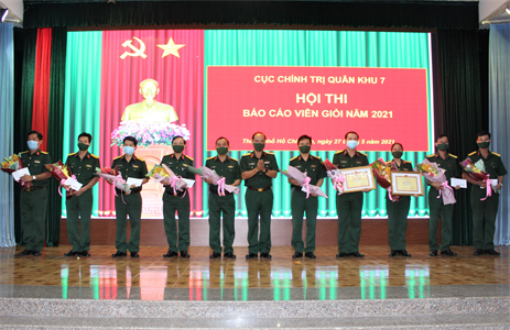 Công nhận 10 báo cáo viên giỏi Cục Chính trị Quân khu