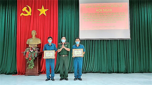 Ban CHQS thị xã Phú Mỹ, tỉnh BR-VT sơ kết công tác phối hợp giúp đỡ người nghèo