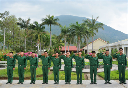 Cử nhân - chiến sĩ góp sức xây dựng đơn vị