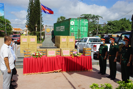 Hơn 250.000 khẩu trang y tế được Quân khu 7 bàn giao cho Đại sứ quán Việt Nam tại Campuchia