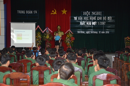 Bộ CHQS tỉnh Tây Ninh phối hợp tư vấn nghề cho quân nhân chuẩn bị xuất ngũ