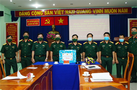 Trung tướng Trần Hoài Trung kiểm tra công tác phòng chống dịch của lực lượng vũ trang quận Gò Vấp