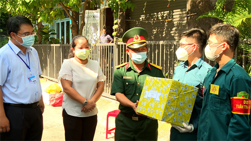 Ban CHQS quận Tân Phú kiểm tra lực lượng làm nhiệm vụ tại điểm cách ly