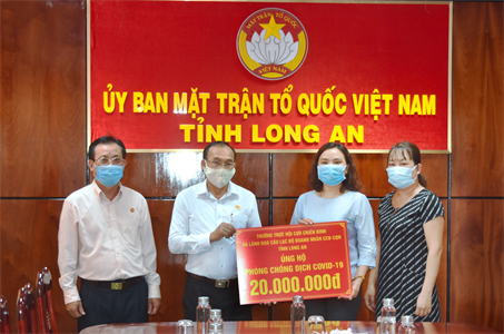 Hội Cựu chiến binh tỉnh Long An trao kinh phí ủng hộ phòng chống dịch Covid-19
