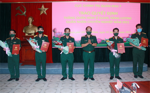 Cục Chính trị Quân khu trao quyết định thăng quân hàm