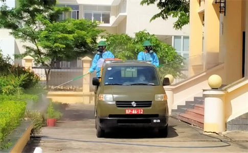 Lực lượng Phòng hóa Quân khu phun thuốc khử khuẩn tại huyện Bình Chánh