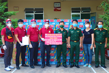 Ban CHQS quận Gò Vấp tiếp nhận vật phẩm hỗ trợ lực lượng phòng, chống dịch Covid-19