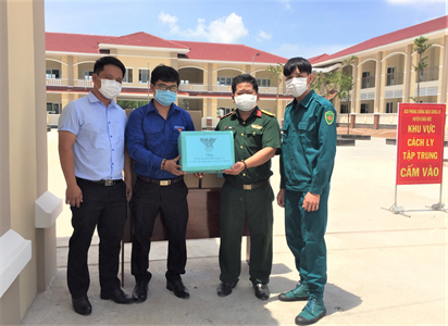 Tặng nước rửa tay sát khuẩn cho khu cách ly