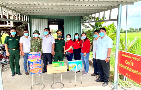 Ban CHQS thị xã Hoà Thành thăm, tặng quà chốt phòng, chống dịch trên tuyến biên giới