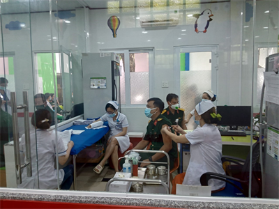 Bệnh viện Quân dân y miền Đông tiêm vaccine ngừa Covid-19 cho các đơn vị LLVT Quân khu