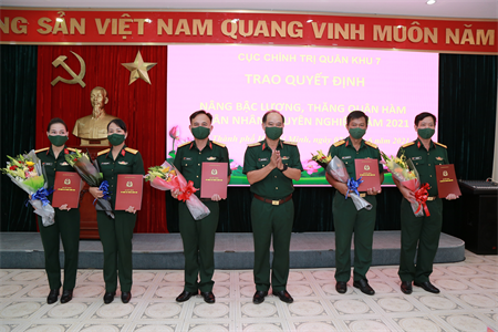 Cục Chính trị Quân khu trao quyết định nâng bậc lương, thăng quân hàm Quân nhân chuyên nghiệp