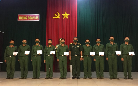 Ban CHQS thành phố Phan Thiết, tỉnh Bình Thuận thăm, tặng quà chiến sĩ mới
