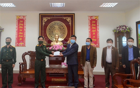Trưởng Ban Tuyên giáo Tỉnh ủy Lâm Đồng thăm, tặng quà cán bộ, chiến sĩ tham gia phòng, chống dịch Covid-19
