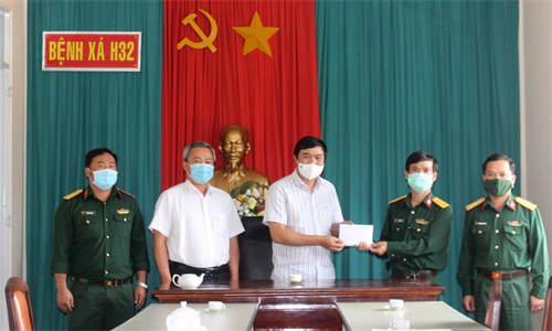 Lãnh đạo tỉnh Lâm Đồng thăm, động viên và tặng quà Bệnh xá H32
