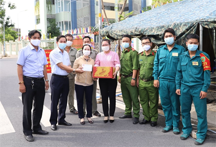 Ban CHQS Quận 7 phối hợp hỗ trợ lực lượng chống dịch và chia sẻ khó khăn với người dân