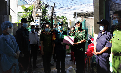 Chính ủy Bộ CHQS tỉnh Long An động viên, tặng quà, lực lượng tuyến đầu chống dịch covid 19