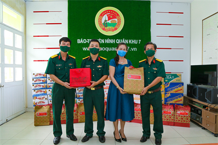 Doanh nghiệp Thiên Nga hỗ trợ Quân  khu 7 phòng chống dịch