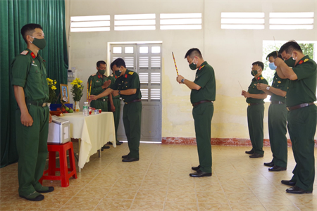 Nén nỗi đau mất cha, ở lại đơn vị chung tay chống dịch