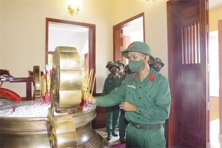 Trung đoàn 5, Sư đoàn 5 dâng hương Nhà tưởng niệm Chủ tịch Hồ Chí Minh