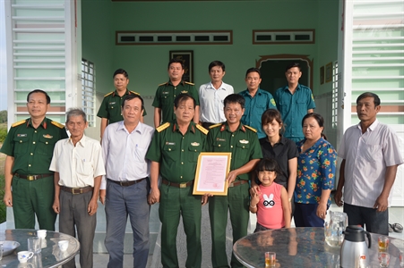 Bộ CHQS tỉnh Tây Ninh trao nhà 100 đồng