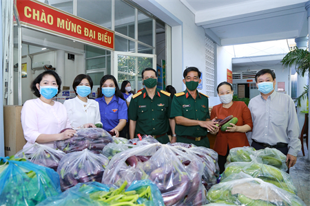 Sư đoàn 302 trao tặng sản phẩm tăng gia sản xuất cho người dân quận Phú Nhuận và Gò Vấp