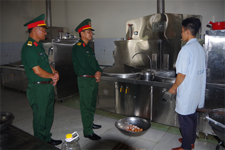 Chỉ huy Sư đoàn 5 kiểm tra kết quả thực hiện nhiệm vụ 6 tháng đầu năm Trung đoàn 271