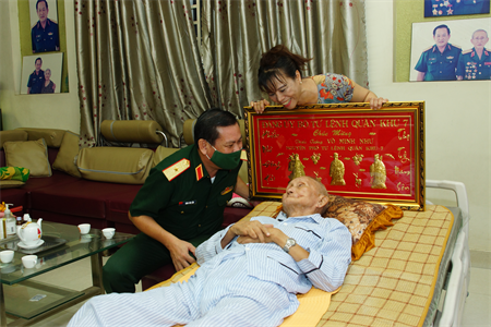 Bộ Tư lệnh Quân khu 7 chúc thọ Thiếu tướng Võ Minh Như