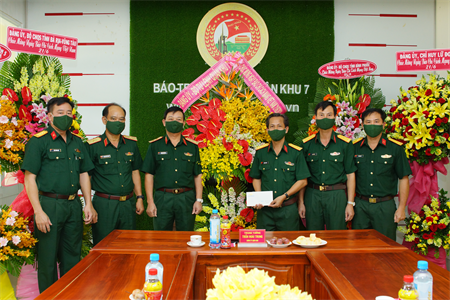 Trung tướng Trần Hoài Trung chúc mừng Báo Quân khu 7 nhân kỷ niệm 96 năm Ngày Báo chí cách mạng Việt Nam