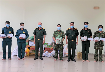 Ban CHQS Quận 5 thăm, động viên lực lượng tuyến đầu chống dịch