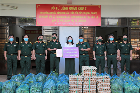 Sư đoàn 302 hỗ trợ sản phẩm tăng gia sản xuất cho quận Phú Nhuận và Gò Vấp