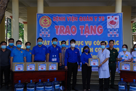 Bệnh viện Quân y 7B tặng vật tư y tế phòng, chống dịch Covid - 19
