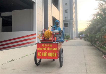 Bộ Tư lệnh TP.HCM hỗ trợ Quận 8 phun thuốc khử khuẩn phòng dịch