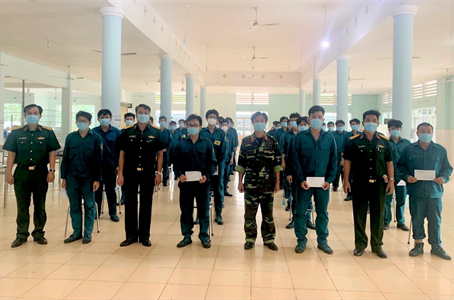 Ban CHQS quận Bình Thạnh thăm, tặng quà cán bộ, chiến sĩ tham gia phòng, chống dịch
