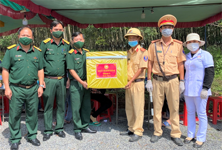 Bộ CHQS tỉnh Bà Rịa – Vũng Tàu thăm, tặng quà lực lượng tuyến đầu chống dịch