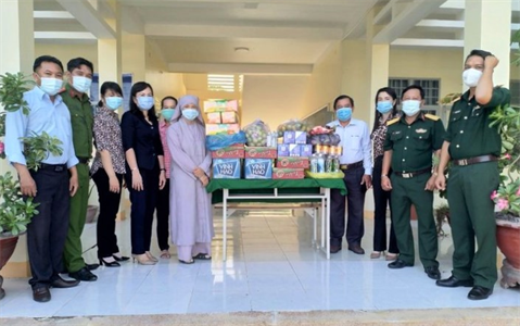 Các đoàn thể huyện Hàm Thuận Bắc tặng quà tại khu cách ly phòng, chống dịch