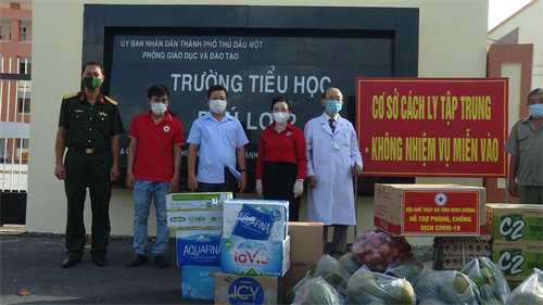 Bộ CHQS tỉnh Bình Dương thăm, tặng quà các khu phong tỏa