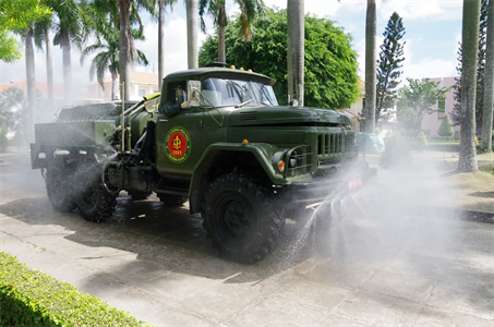 Lực lượng Phòng hóa Quân khu 7 phun hóa chất khử khuẩn phòng, chống dịch Covid-19 tại huyện Bến Lức, tỉnh Long An