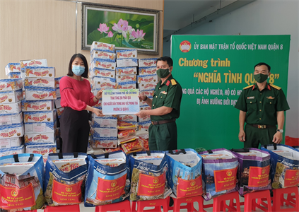 Ban CHQS Quận 8 làm tốt công tác hỗ trợ người dân phòng, chống dịch