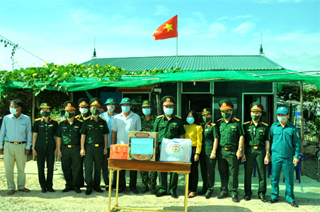 Cục Chính trị Quân khu 7 tặng quà các lực lượng phòng, chống dịch trên địa bàn tỉnh Tây Ninh
