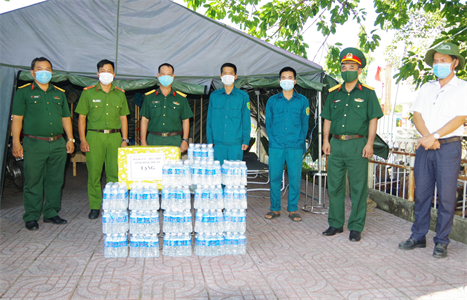 Bộ CHQS tỉnh Bình Thuận tặng quà các chốt kiểm soát và điểm cách ly phòng chống dịch