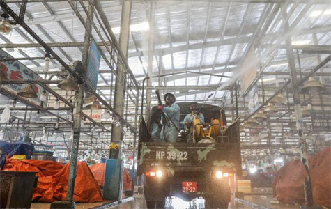 LLVT Quận 8 phối hợp phun hóa chất khử khuẩn chợ Bình Điền
