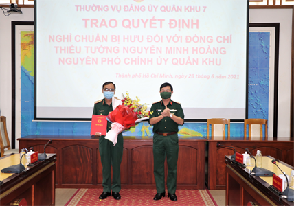 Quân khu trao quyết định nghỉ chuẩn bị hưu cho cán bộ chủ trì